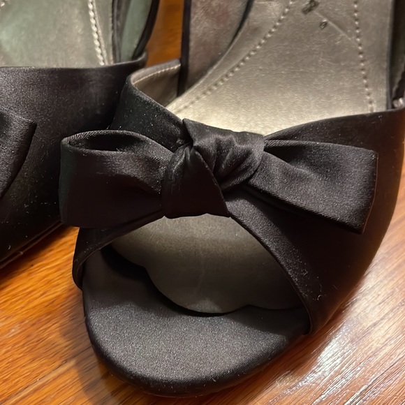 Kenneth Cole Reaction Black Satin Open-Toed Heels with Bow Accent - Picture 6 of 9